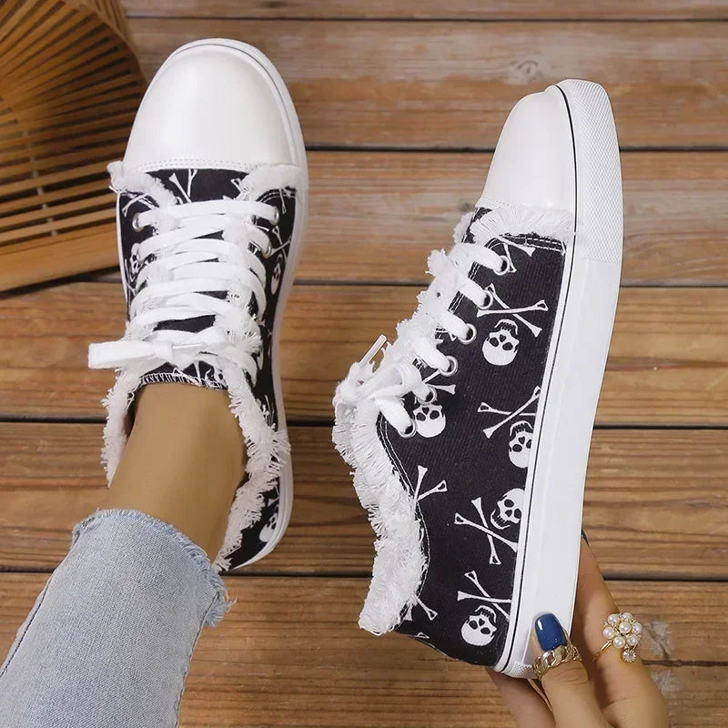 Découvrez ces sneakers femme au motif tête de mort, parfaites pour twister vos looks avec caractère