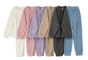 Le Kyoto Soft est un pyjama chaud conçu pour celles qui veulent du moelleux sans lourdeur. Sa flanelle épaisse à l’extérieur et sa doublure polaire douce créent une sensation de cocon immédiate