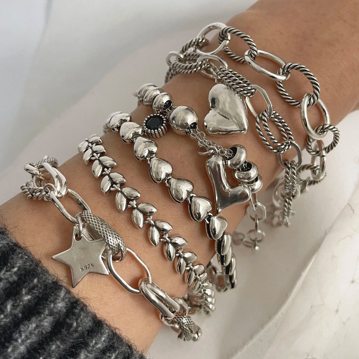 Liens Bohèmes bracelets femme argentés cœurs étoiles maillons portés au poignet GoHappy France