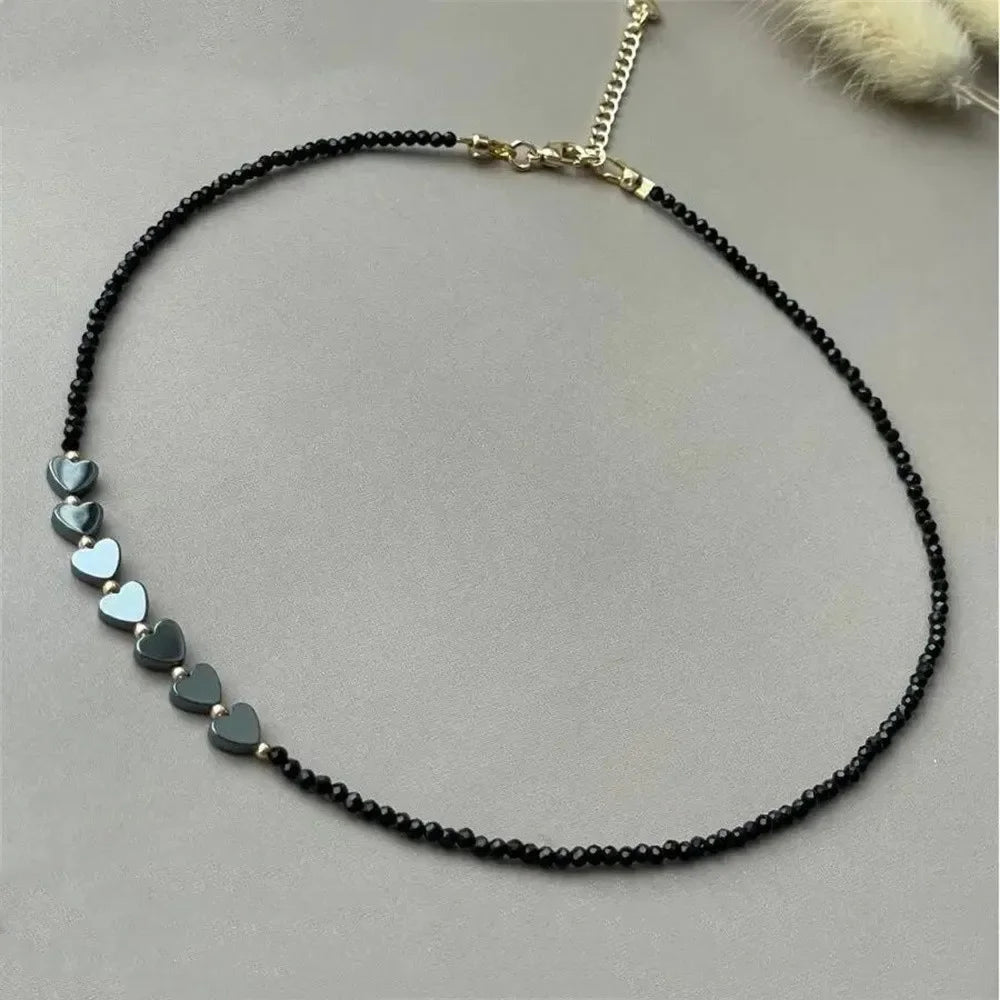 Collier noir perlé femme – cœurs discrets pour amoureuses urbaines