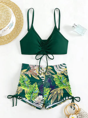 Maillot de bain 2 pièces femme, haut ajustable vert et short à motifs tropicaux, été 2025.