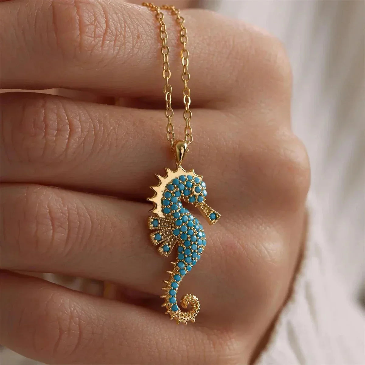 collier hippocampe doré turquoise pierres fines bijou tendance cadeau femme GoHappy.fr