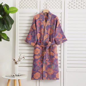 Peignoir kimono Céleste en coton, modèle Violet Floraison, vue de face avec ceinture