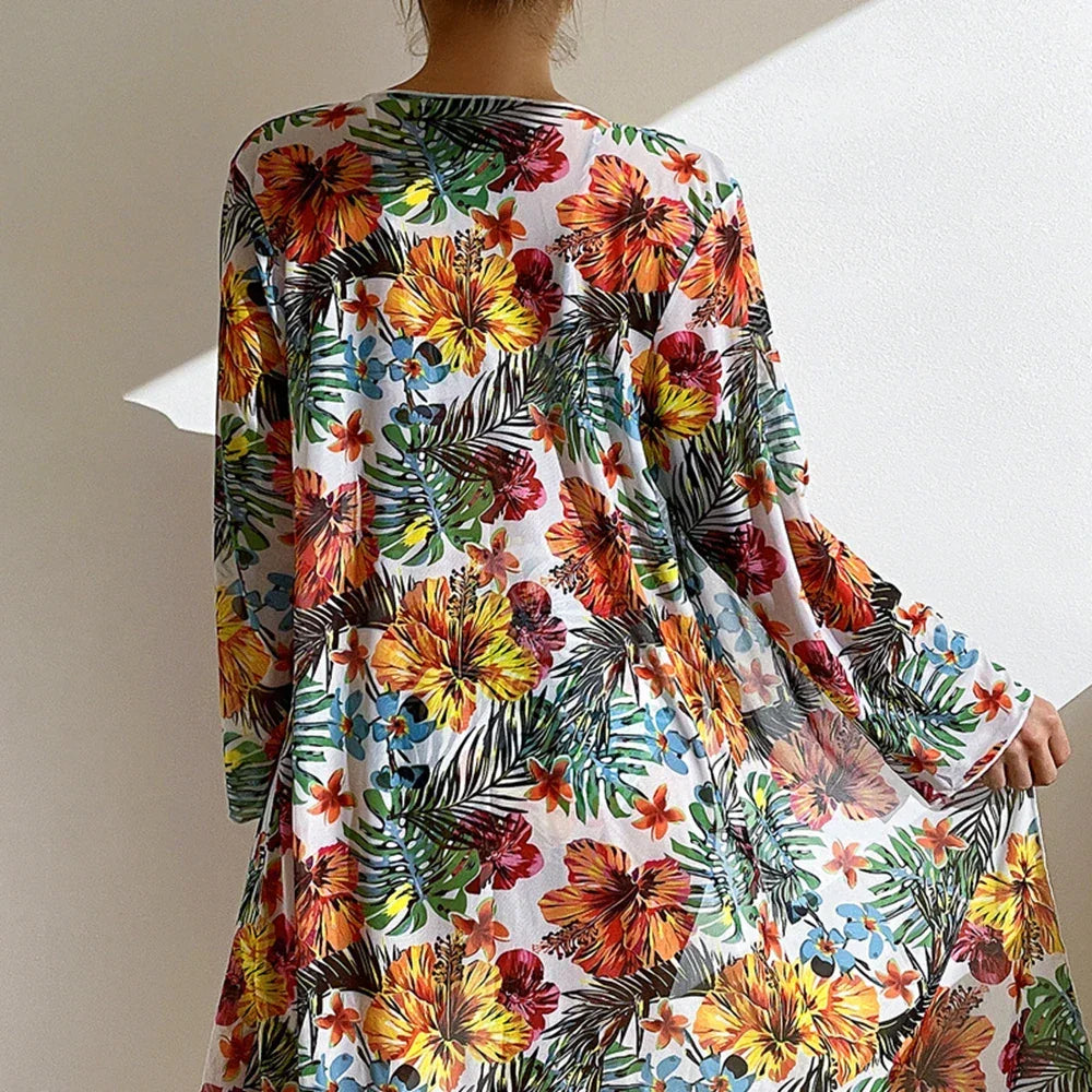 Femme portant une blouse légère à motifs floraux colorés, parfaite pour l'été et les journées ensoleillées.