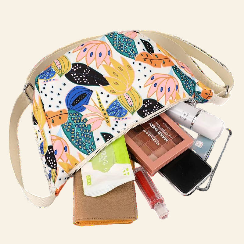 Un sac floral au charme irrésistible ! Élégant, pratique et idéal pour toutes vos sorties. Son design fleuri et sa taille compacte vous accompagnent avec style.