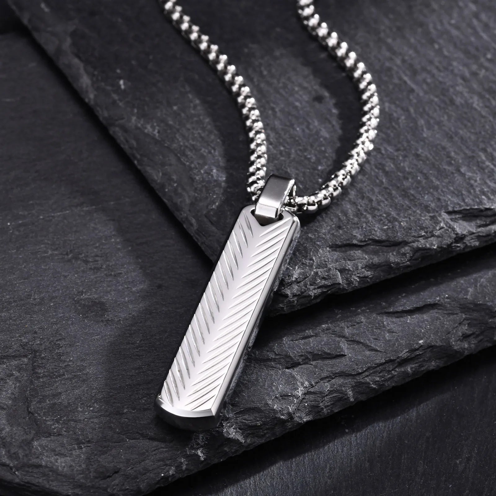 Collier Homme Acier Barre Minimaliste Géométrique Style Épuré