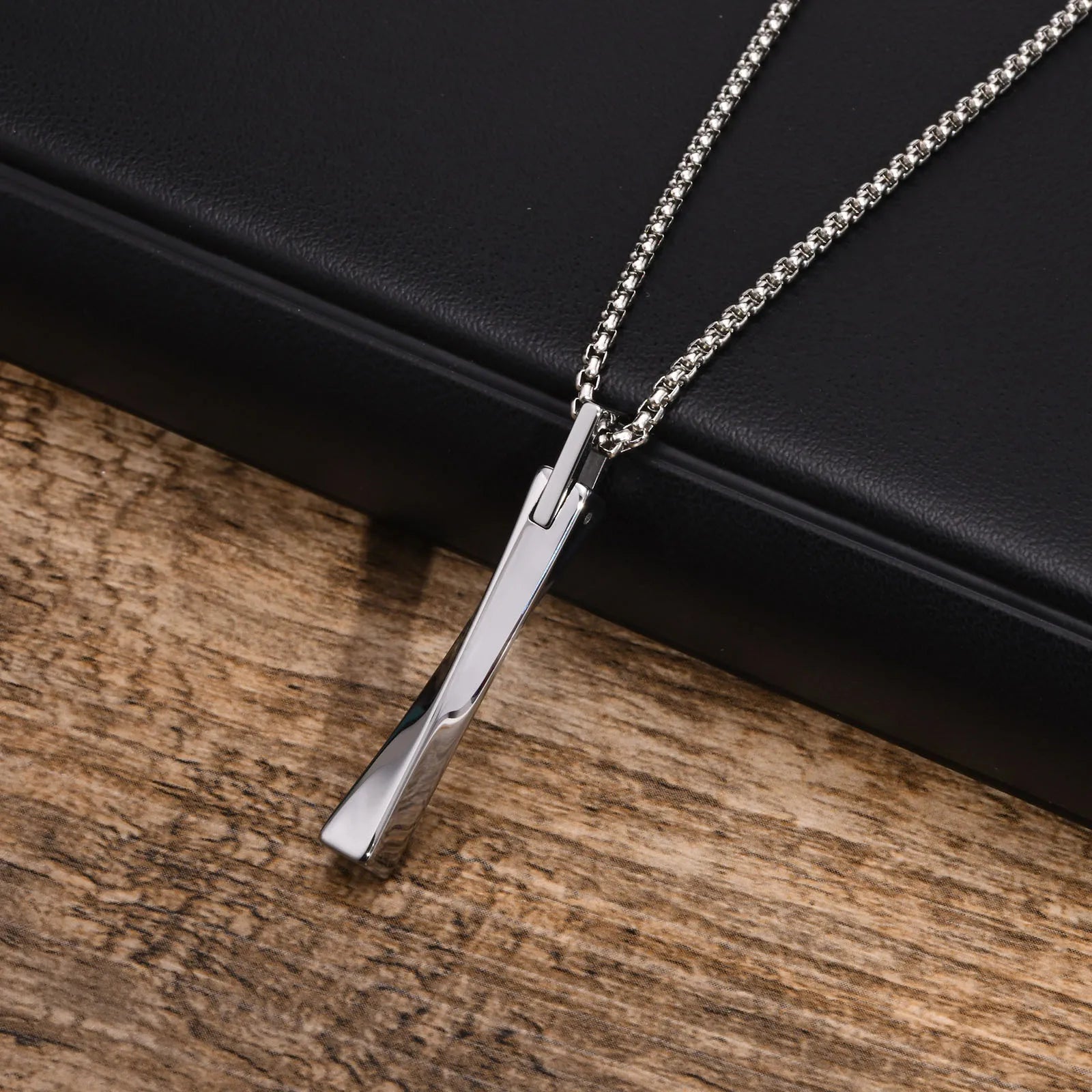 Collier Homme Acier Barre Minimaliste Géométrique Style Épuré
