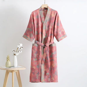 Peignoir kimono Céleste en coton, modèle Rose Brume, vue de face avec ceinture