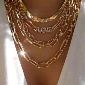 GoHappy France, collier femme Bohème Solaire Love Story · Mailles dorées, alliage de zinc, composition portée au décolleté