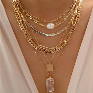 GoHappy France, collier femme Bohème Solaire Mirage · Pampille claire, alliage de zinc, composition portée au décolleté