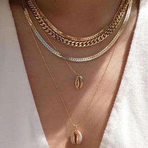 GoHappy France, collier femme Bohème Solaire Riviera · Cauris dorés, alliage de zinc, composition portée au décolleté