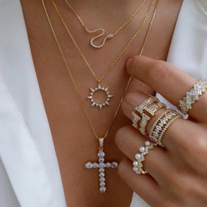 GoHappy France, collier femme Bohème Solaire Lumière · Soleil croix, alliage de zinc, composition portée au décolleté