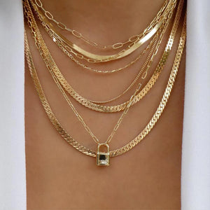 GoHappy France, collier femme Bohème Solaire Secret · Cadenas doré, alliage de zinc, composition portée au décolleté