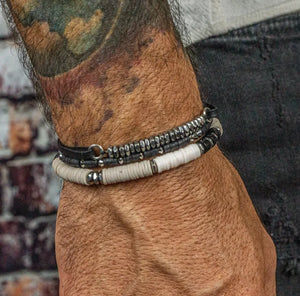 GoHappy France, bracelets Coast Vibes noirs ivoire argentés portés au poignet, esprit surf