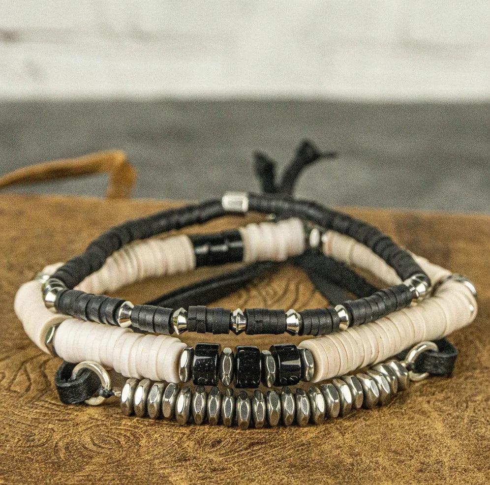 GoHappy France, Coast Vibes Éclipse · Trio noir ivoire, bracelets à perles esprit surf, vue rapprochée