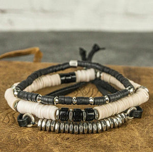 GoHappy France, Coast Vibes Éclipse · Trio noir ivoire, bracelets à perles esprit surf, vue rapprochée
