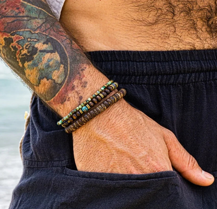 GoHappy France, Coast Vibes Oasis · Trio brun turquoise, bracelets à perles esprit surf, portés au poignet