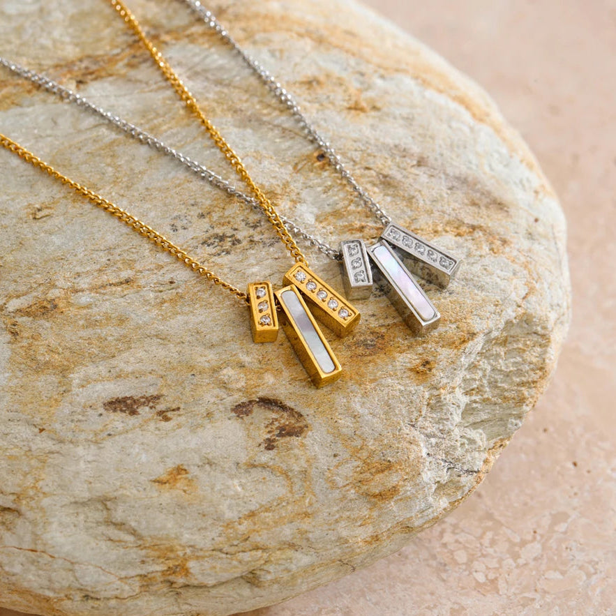 GoHappy France, colliers Lueur Marine argenté et doré, pendentifs à trois rectangles blancs et zirconium sur pierre