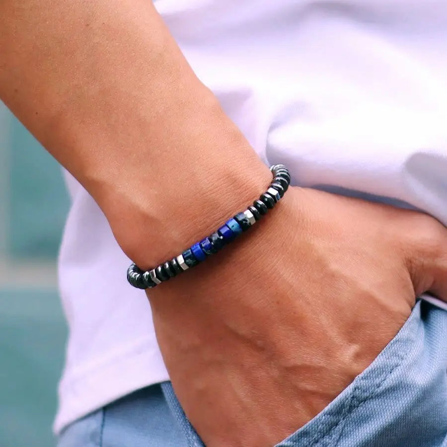 GoHappy France, bracelet Mineral Pulse Bleu Nuit porté au poignet, perles d’hématite anthracite et centre bleu