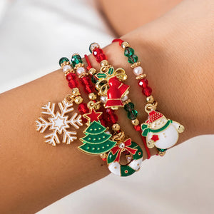 Lot de cinq bracelets Noël Enchanté à cordons rouges et breloques de Noël porté au poignet