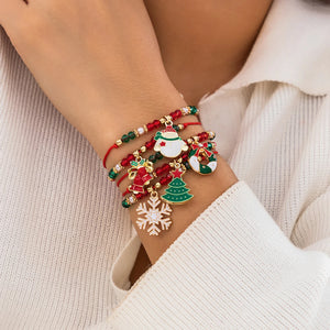 Bracelets de Noël Enchanté avec perles rouges vertes et dorées sur un poignet