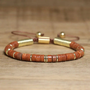GoHappy France, bracelet ajustable Terra Libre Rouge Canyon · Doré, perles minérales sur cordon noué, vue de face