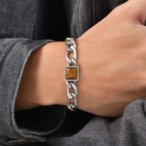 Bracelet Tiger Link à chaîne argentée porté avec une chemise