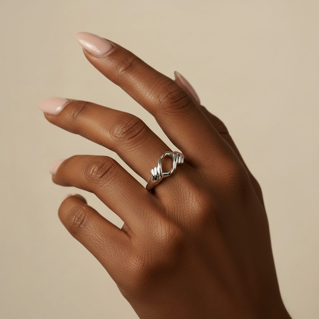 La bague en forme de cœur signée GoHappy traduit avec justesse la sincérité du sentiment sans effet de style