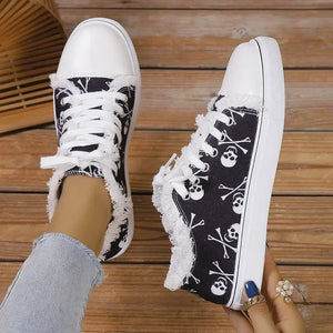 Découvrez ces sneakers femme au motif tête de mort, parfaites pour twister vos looks avec caractère