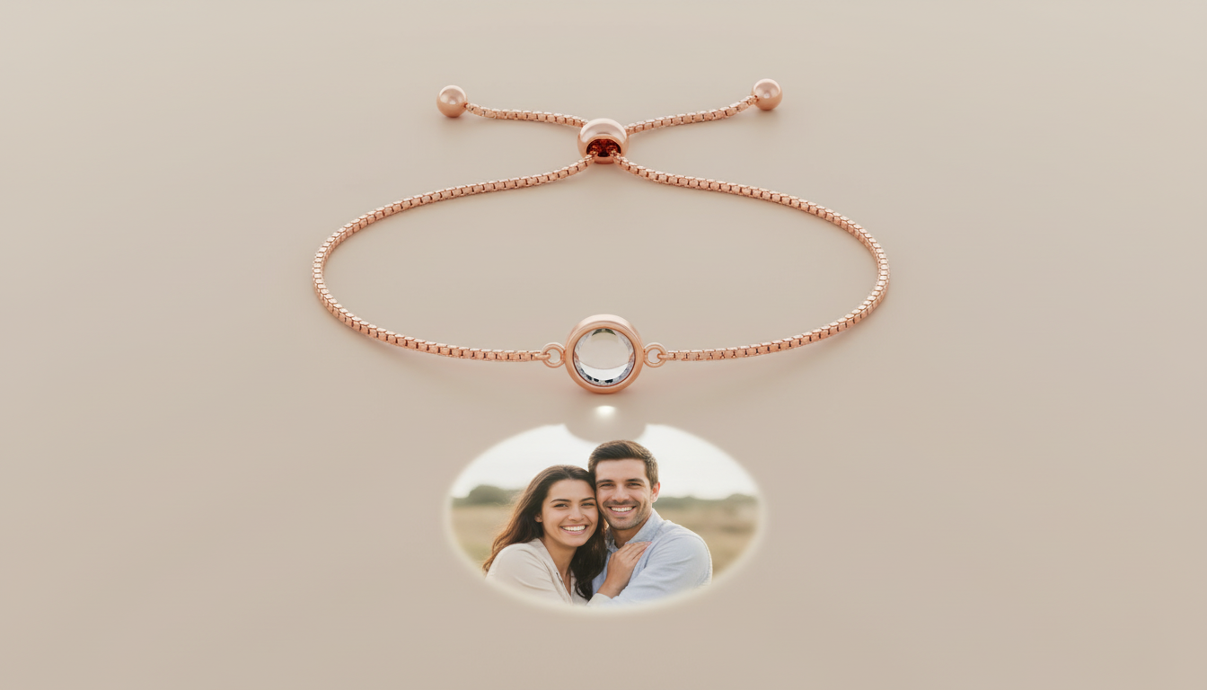 Le médaillon rond en acier inoxydable contient une micro-gravure laser invisible à l'œil nu. Lorsque vous placez le bracelet sous une source lumineuse directe (lampe, soleil) et regardez à travers le médaillon, votre photo apparaît projetée sur une surface claire.