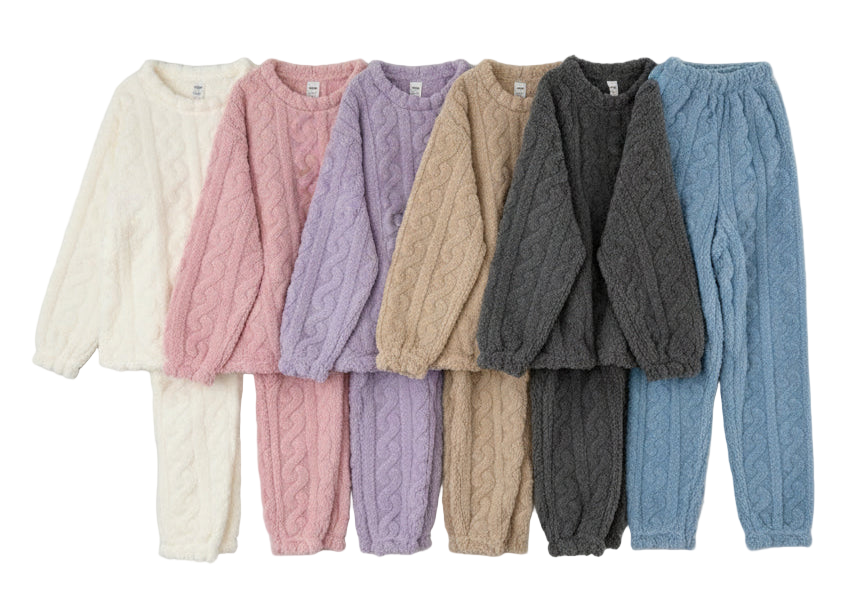 Le Kyoto Soft est un pyjama chaud conçu pour celles qui veulent du moelleux sans lourdeur. Sa flanelle épaisse à l’extérieur et sa doublure polaire douce créent une sensation de cocon immédiate