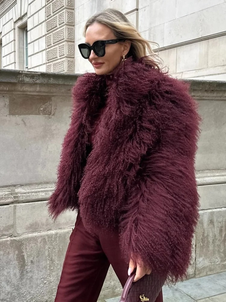 Manteau Court Luxueux en Fausse Fourrure Bordeaux – Tendance Automne-Hiver