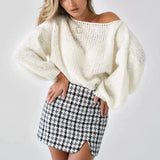 Pull femme Winter Muse blanc ivoire col bateau épaule dégagée porté avec une jupe à carreaux GoHappy France