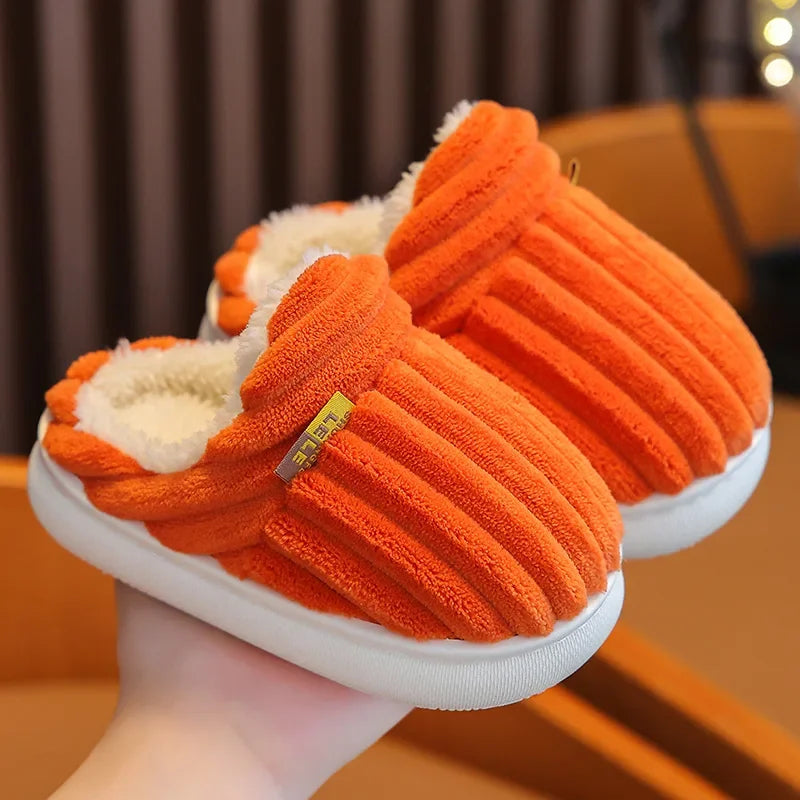 Chaussons orange en tissu côtelé, doublure chaude et semelle blanche, confort maison