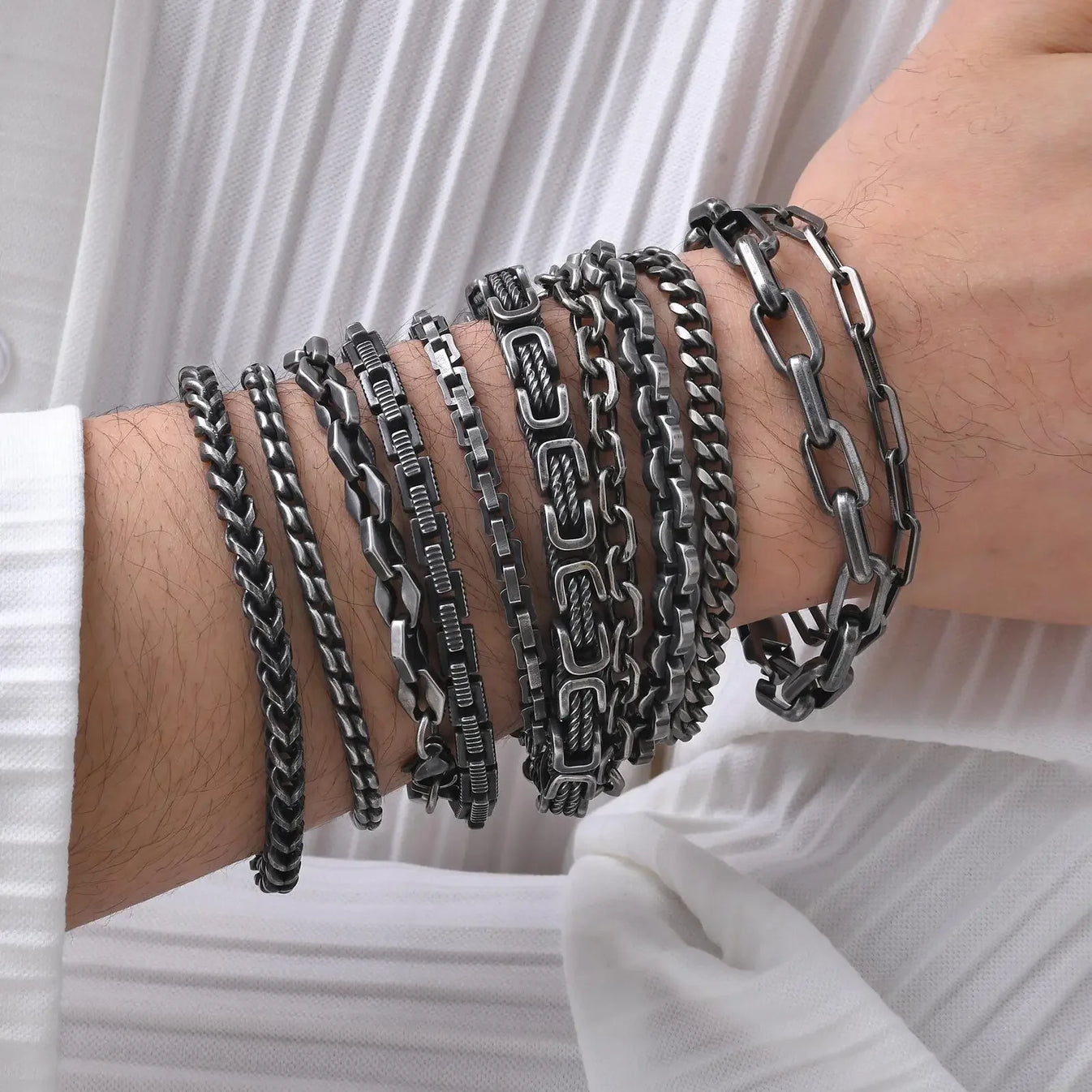 Détail fermoir mousqueton sécurisé bracelet acier inoxydable homme maillons byzantins
