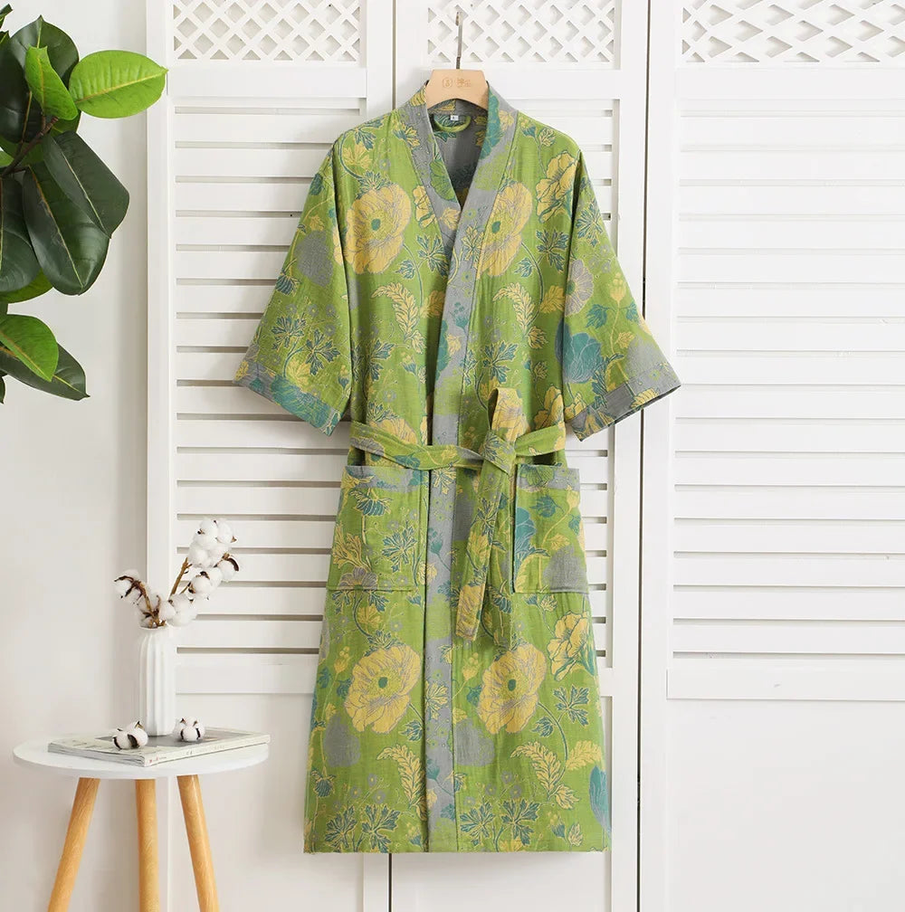 Peignoir kimono Céleste en coton, modèle Vert Prairie, vue de face avec ceinture