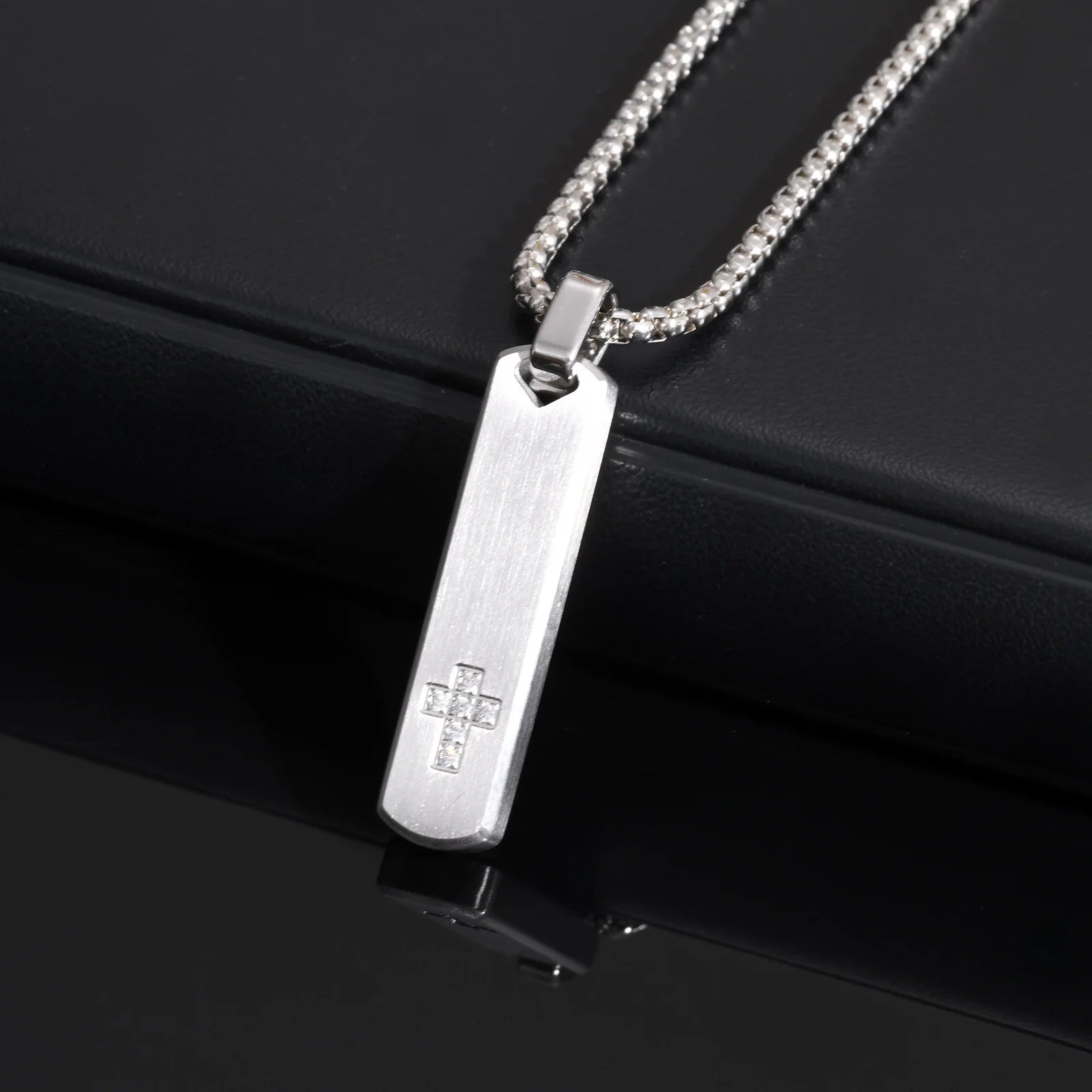 Collier Homme Acier Barre Minimaliste Géométrique Style Épuré