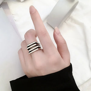 Atelier Reflets bague femme Lignes Graphiques portée à la main GoHappy France