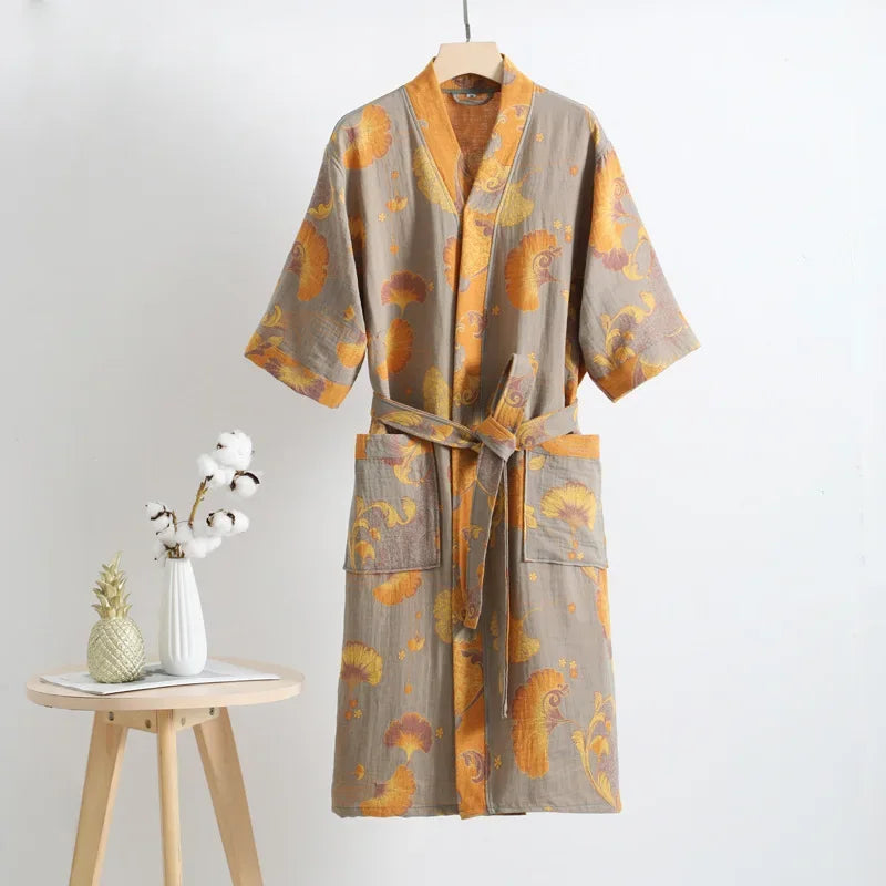 Peignoir kimono Céleste en coton, modèle Sable Doré, vue de face avec ceinture