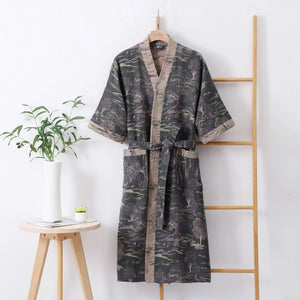 Peignoir kimono Céleste en coton, modèle Nuit Florale, vue de face avec ceinture