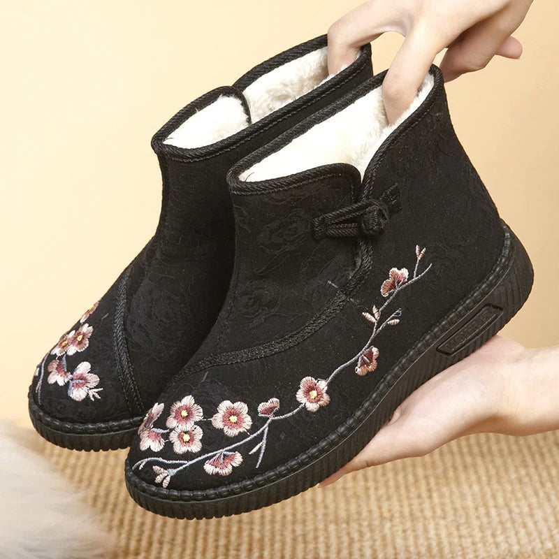 Chaussons-Bottines Florales Brodées – Élégance et Confort Douillet