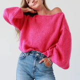 Pull femme Winter Muse rose fuchsia manches longues épaules descendues porté avec un jean GoHappy France