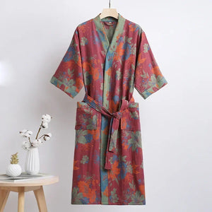 Peignoir kimono Céleste en coton, modèle Rouge Lilas, vue de face avec ceinture