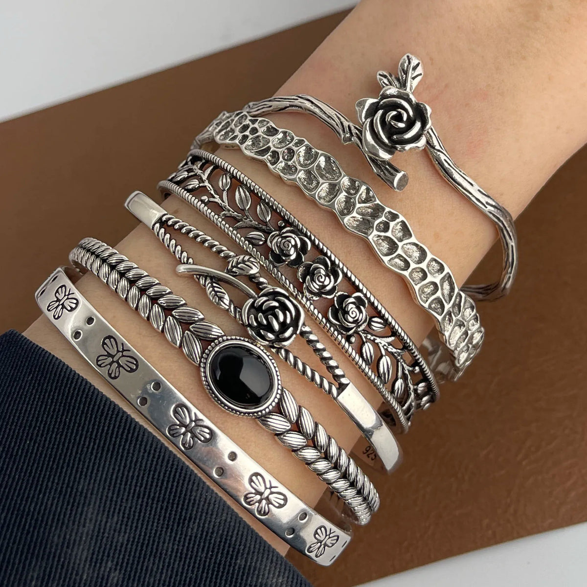 Jardin Vintage bracelets joncs argentés à motifs floraux portés au poignet GoHappy France