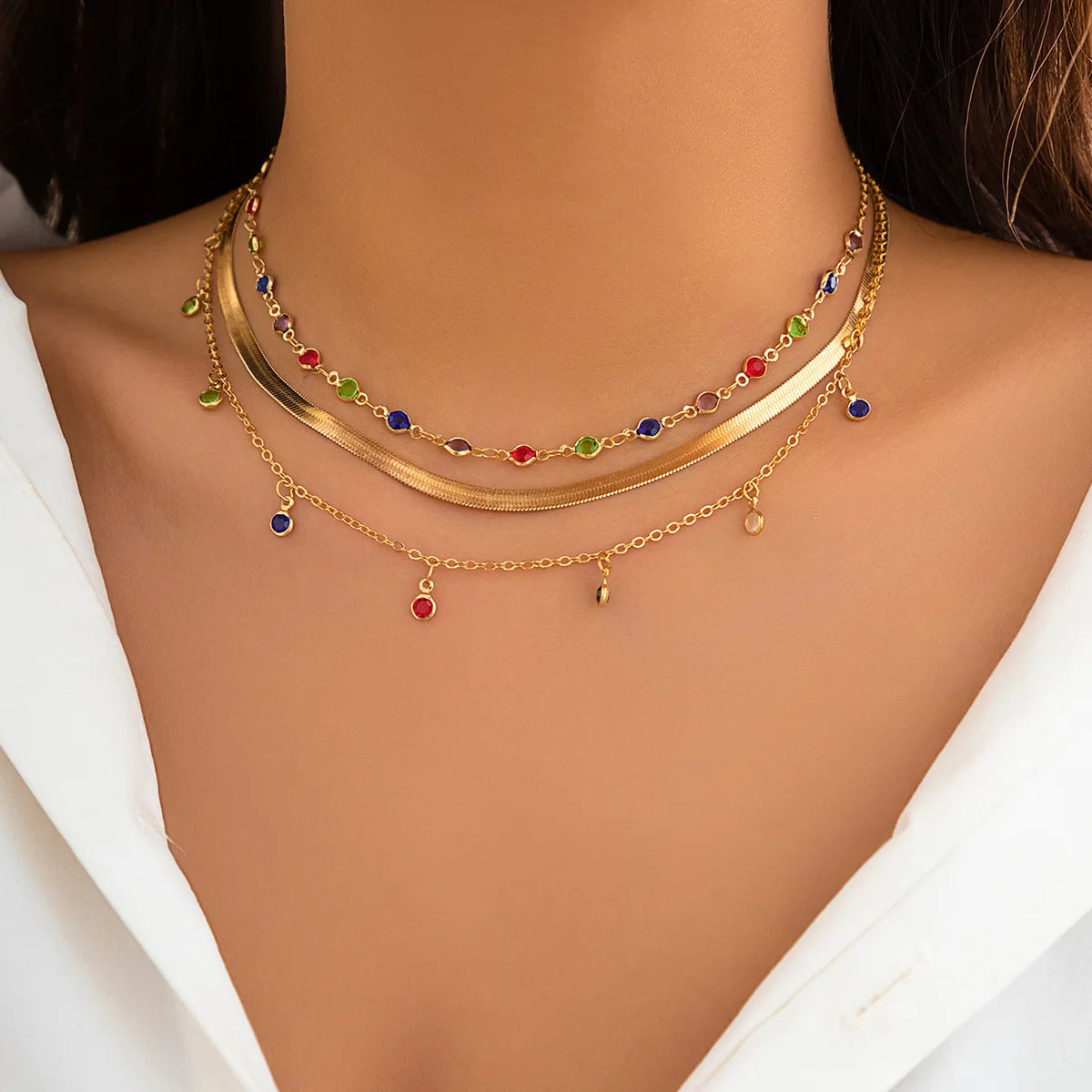 GoHappy France, collier femme Bohème Solaire Confetti · Perles colorées, alliage de zinc, composition portée au décolleté