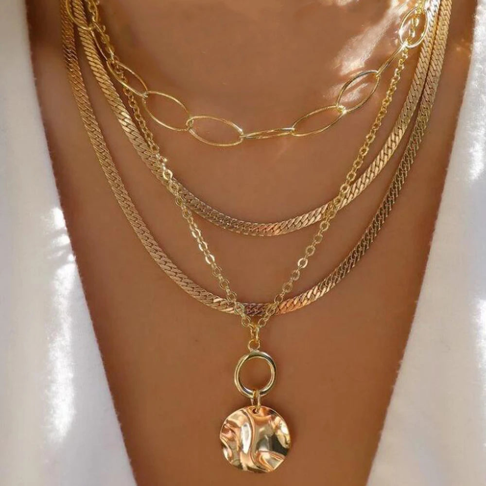 GoHappy France, collier femme Bohème Solaire Éclat · Médaillon froissé, alliage de zinc, composition portée au décolleté