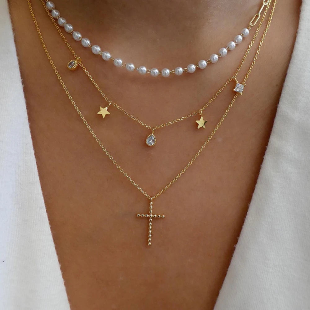 GoHappy France, collier femme Bohème Solaire Astrée · Perles étoiles, alliage de zinc, composition portée au décolleté