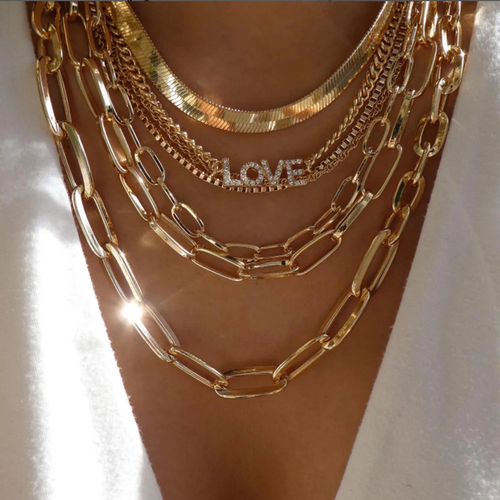 GoHappy France, collier femme Bohème Solaire Love Story · Mailles dorées, alliage de zinc, composition portée au décolleté