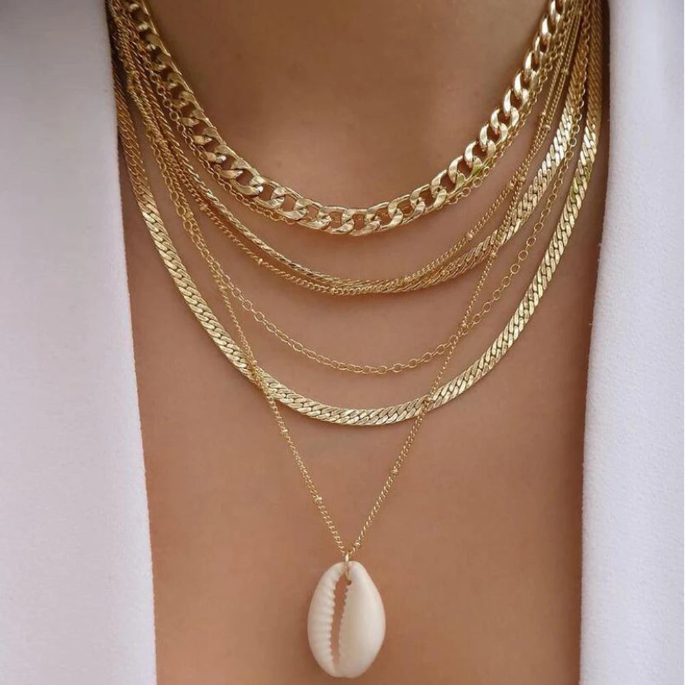 GoHappy France, collier femme Bohème Solaire Calypso · Cauris blanc, alliage de zinc, composition portée au décolleté