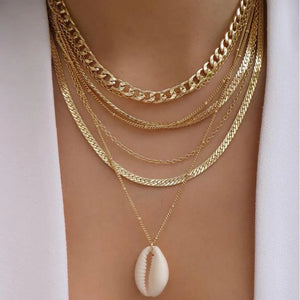 GoHappy France, collier femme Bohème Solaire Calypso · Cauris blanc, alliage de zinc, composition portée au décolleté